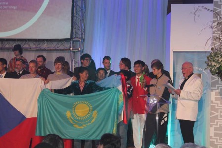 Brian Recibiendo la medalla