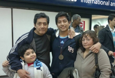 Brian y su familia con la medalla