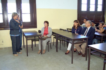 Directora hablando